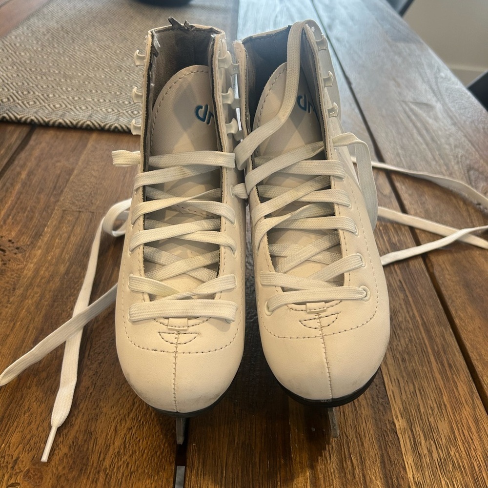 Youth ice skates. VIC DREAM brand. Size 1. New condition.